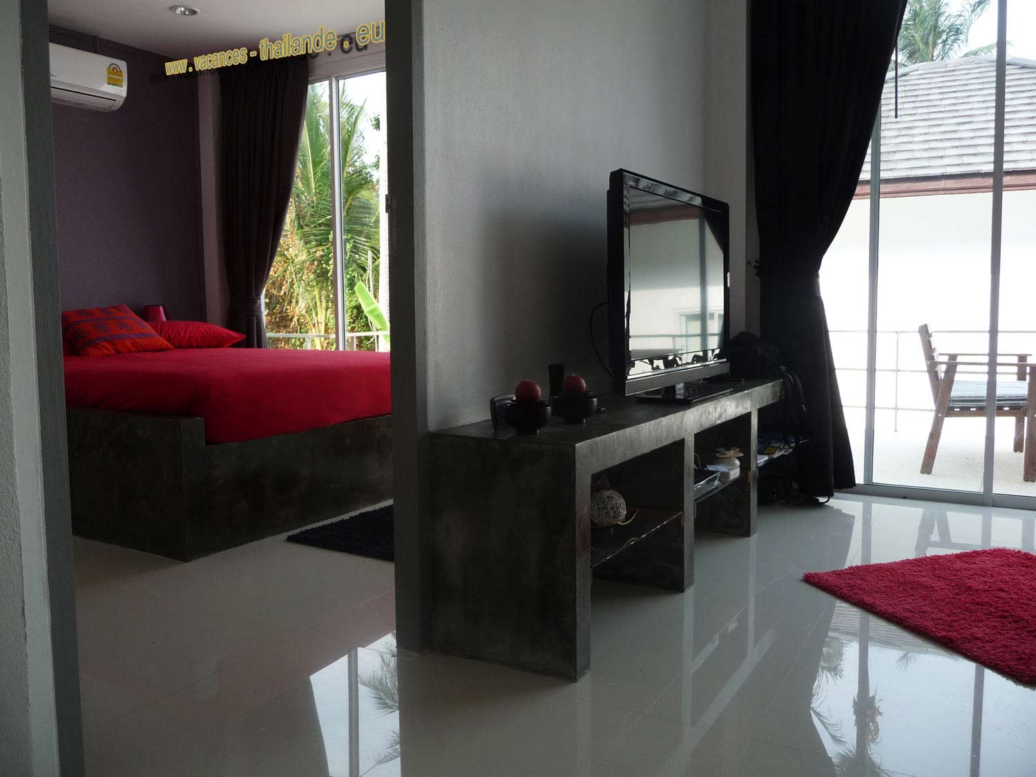 location maison vacances Thailande piece de vie avec salon   koh samui, Villa climatise, 3 chambres lits king et queen size douillets, 2 salles de bain, cuisine quipe, pour 6 personnes, grand salon avec tlvision, internet, terrasse et piscine prive, Koh samui, qui merge de la mer de Chine, est une le o il fait bon vivre toute l'anne.Les tempratures s'chelonnent en moyenne entre 25 et 34 degrs.La haute saison s'tend de dcembre  fvrier. De mars  juin, le mercure grimpe, avec des tempratures avoisinant les 40 degrs. Nul doute que vous apprcierez de siroter un cocktail Maitha  l'ombre des cocotiers ! De juin  septembre, la basse saison consiste en un temps chaud et ensoleill, entrecoup de quelques averses. Octobre et novembre sont pluvieux, autant dire que ce ne sont pas les mois les plus propices pour dcouvrir Koh samui. Le climat de l'le se prte aux sances de bronzage tout au long de l'anne.